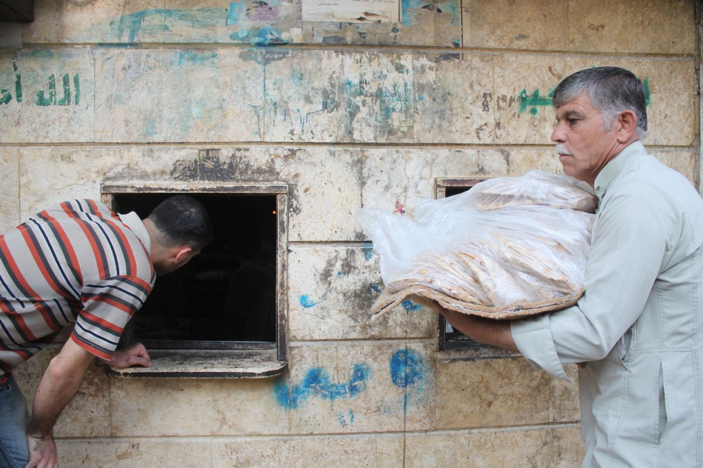 Dystrybucja chleba w Aleppo, za który płacą instytucje pomocowe. Fot. People in Need, UE, Flickr CC by 2.0.
