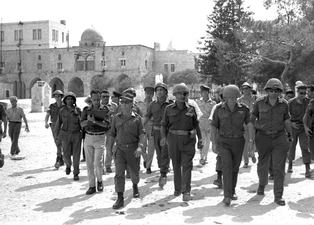 Wojna sześciodniowa. Ówczesny minister obrony Mosze Dajan, szef sztabu Icchak Rabin, gen Rehavam Zeevi i gen. Narkis we Wschodniej Jerozolimie.  ILAN BRUNER, GPO, 07/06/1967, Wikipedia, CC by SA. 