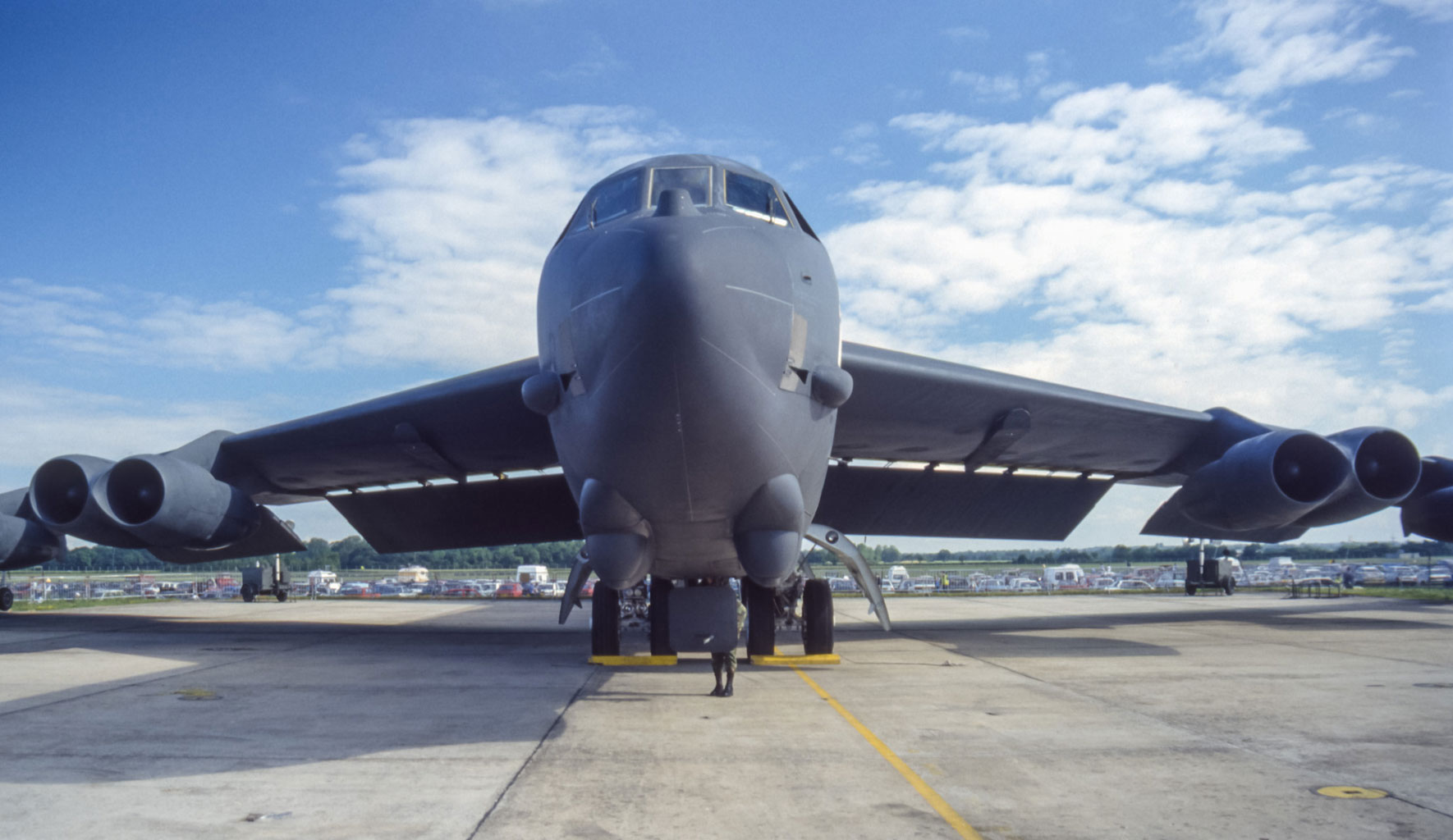 Amerykański bombowiec strategiczny Boeing 52 Stratofortress. Do ataku użyto myśliwców, śmigłowców i pocisków Tomahawk. Fot. Chris Hicks, Flickr CC by 2.0. 