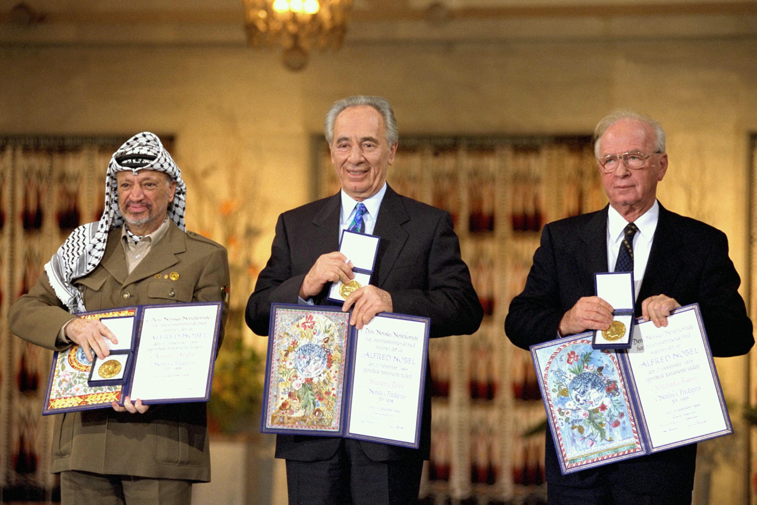 Jaser Arafat, Szymon Peres i Icchak Rabin odbierają w Oslo Pokojową Nagrodę Nobla w grudniu 1994 r. Fot. Government Press Office, Wikipedia, CC by 3.0.