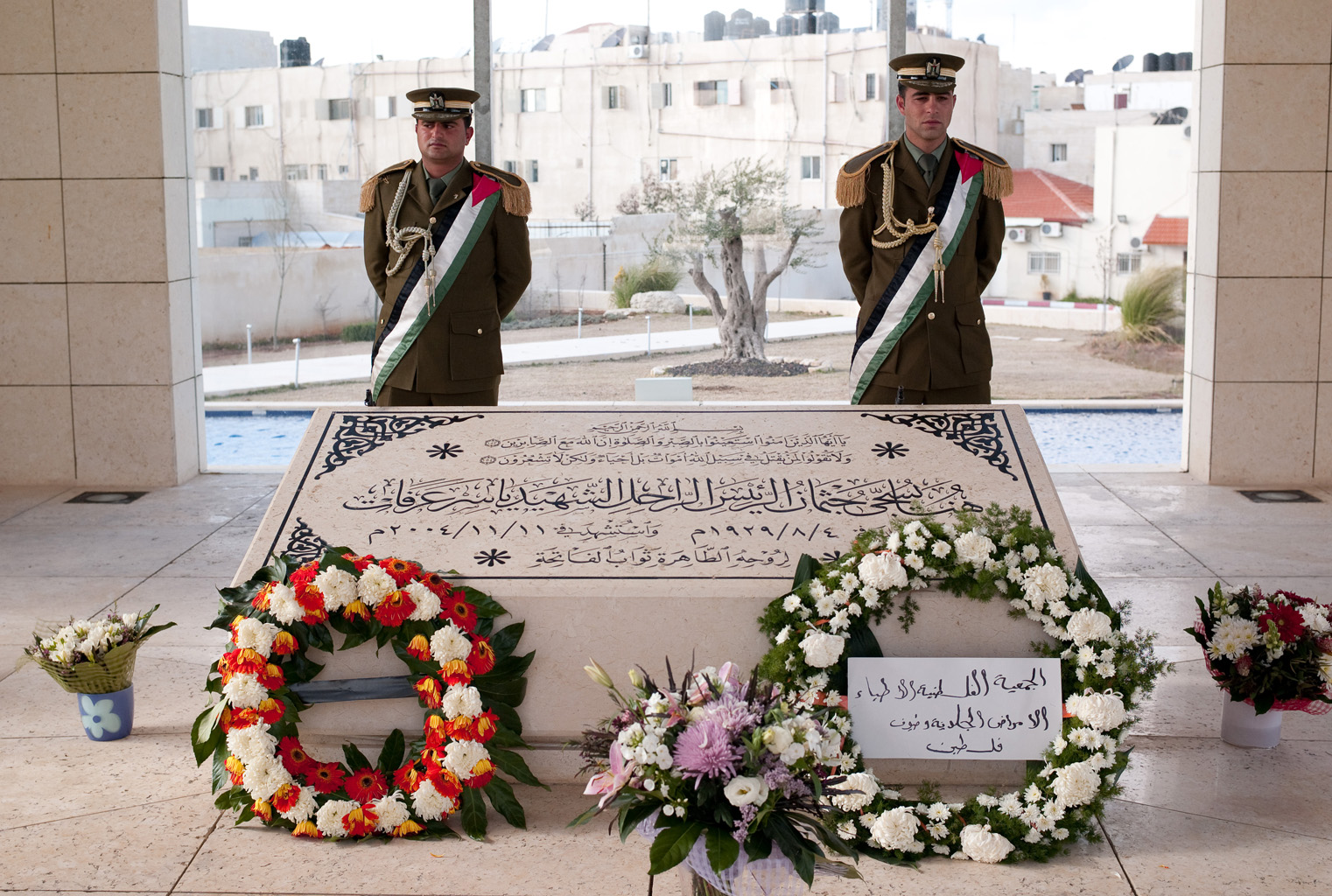 "Tymczasowy" grób Jasera Arafata w Ramallah. Według zapowiedzi Mahmuda Abbasa, szczątki lidera Fatahu mają być "wkrótce" przeniesione do Jerozolimy. Fot. Joi Ito, Flickr CC by 2.0.