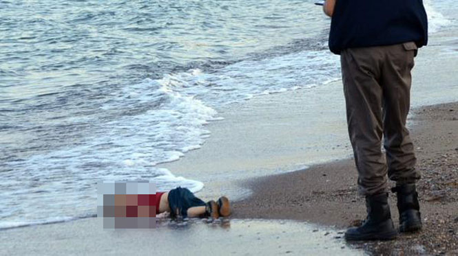 Ciało trzyletniego Aylana wyrzuciło Morze Egejskie. Chłopcu, jego bratu i mamie nie udało się dopłynąć do greckiej wyspy Kos. Wyprawę przeżył tylko ojciec Aylana. Fot. Twitter