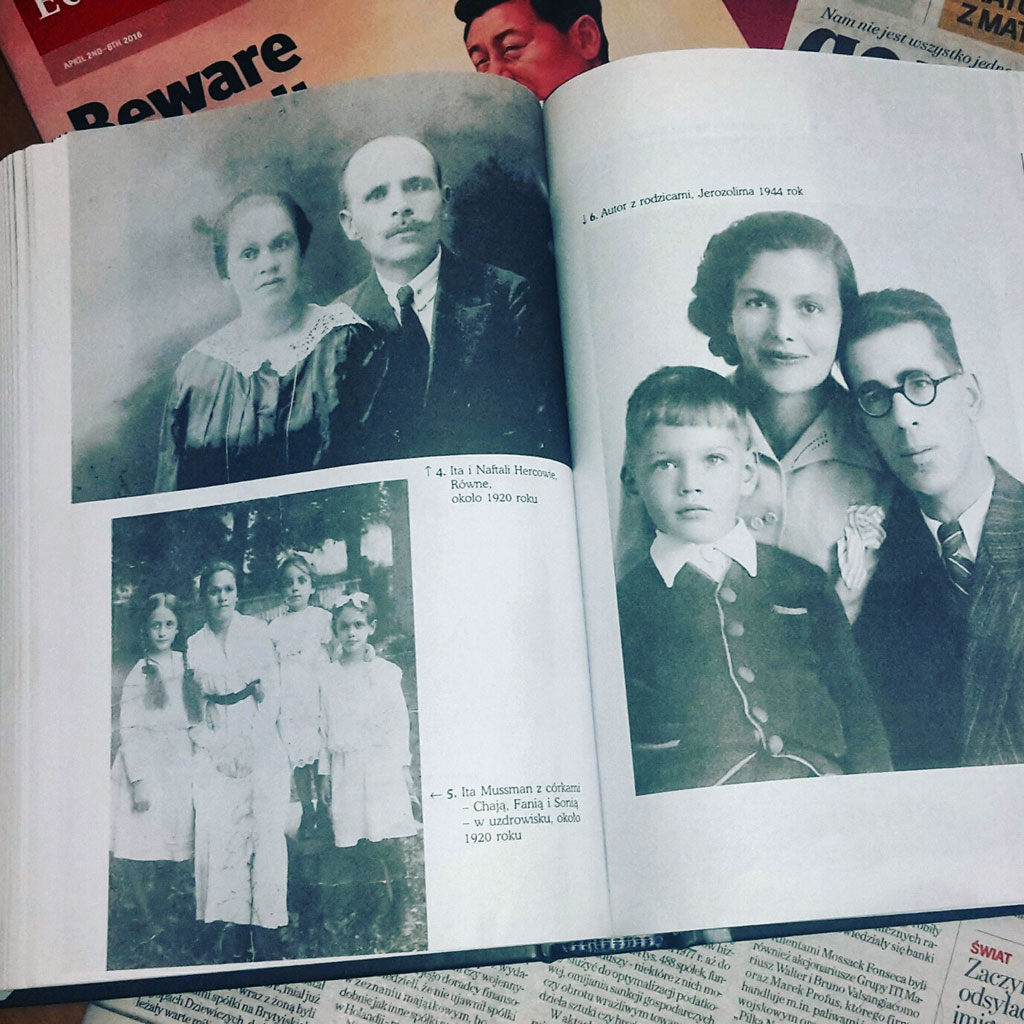 Zdjęcia rodziny Amosa Oza w książce "Opowieść o miłości i mroku". Z prawej strony pisarz jako dziecko z rodzicami, z lewej u góry dziadkowie ze strony matki, poniżej babka z trzema córkami (w tym matką Oza).